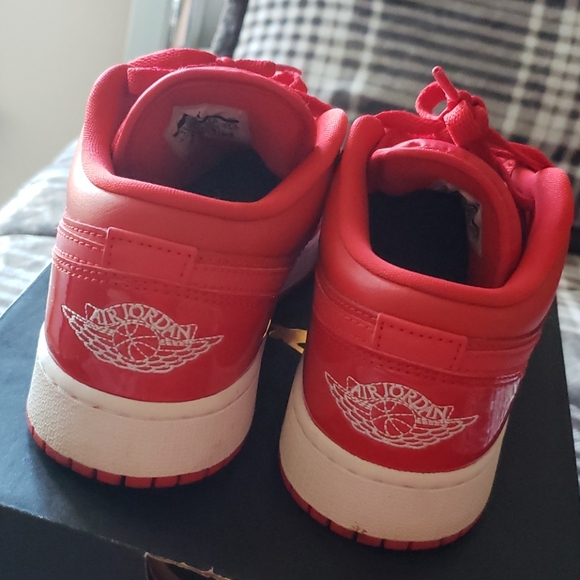 Red shoes - Picture 2 of 4